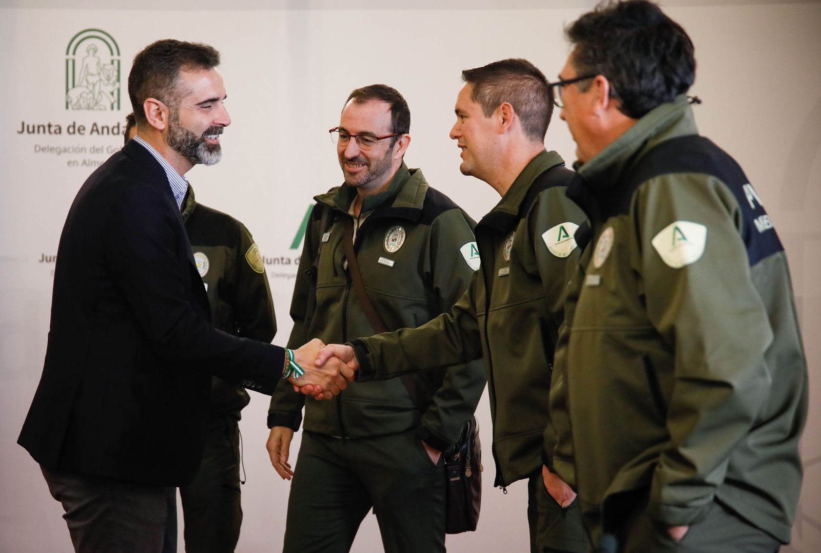 El consejero de Sostenibilidad, Ramón Fernández-Pacheco, saluda a los coordinadores de los Agentes de Medio Ambiente de Andalucía.