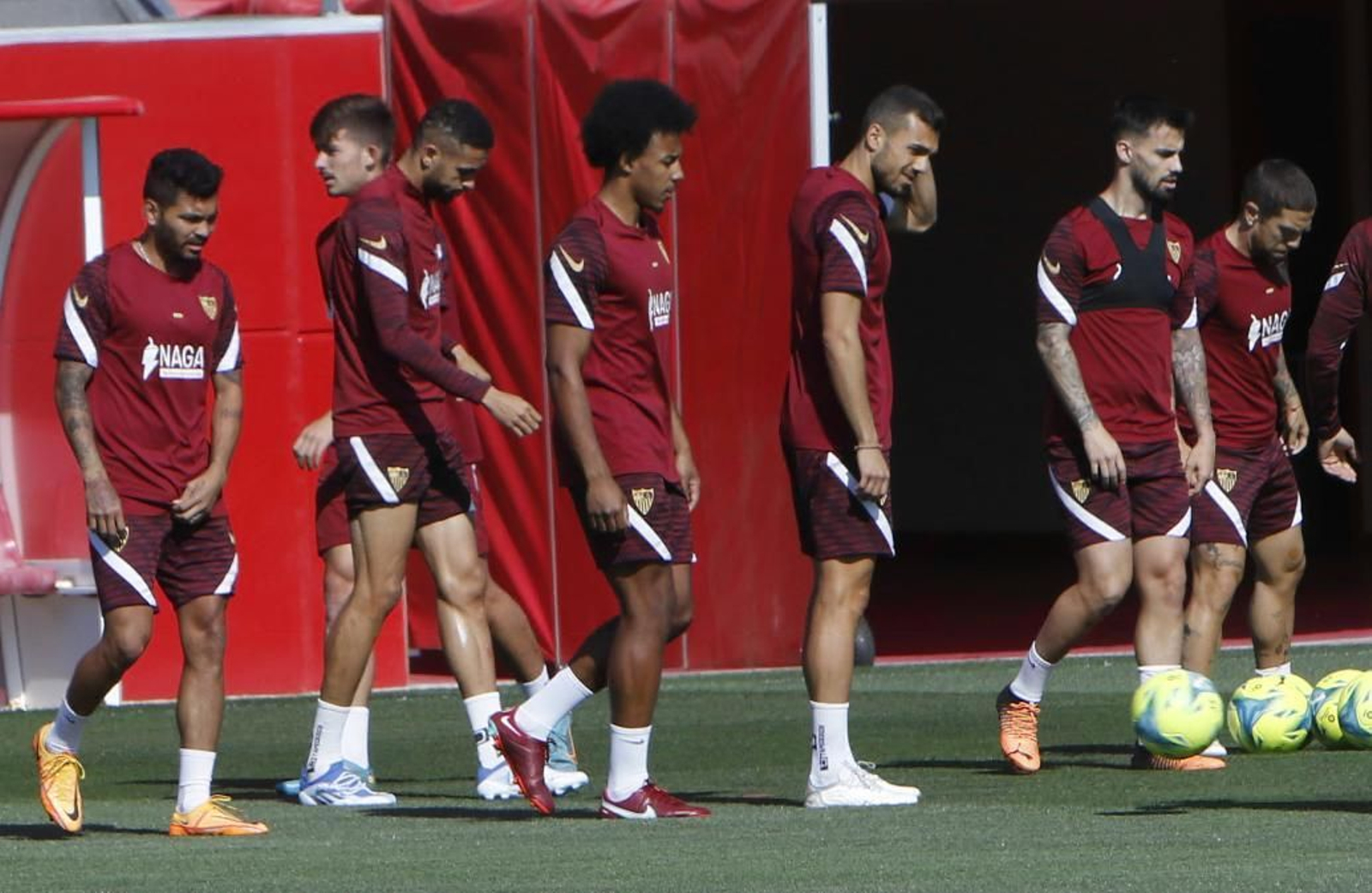 Tecatito, En-Nesyri, Koundé, Joan Jordán, Suso y Papu Gómez, algo cabizbajos en un entrenamiento.