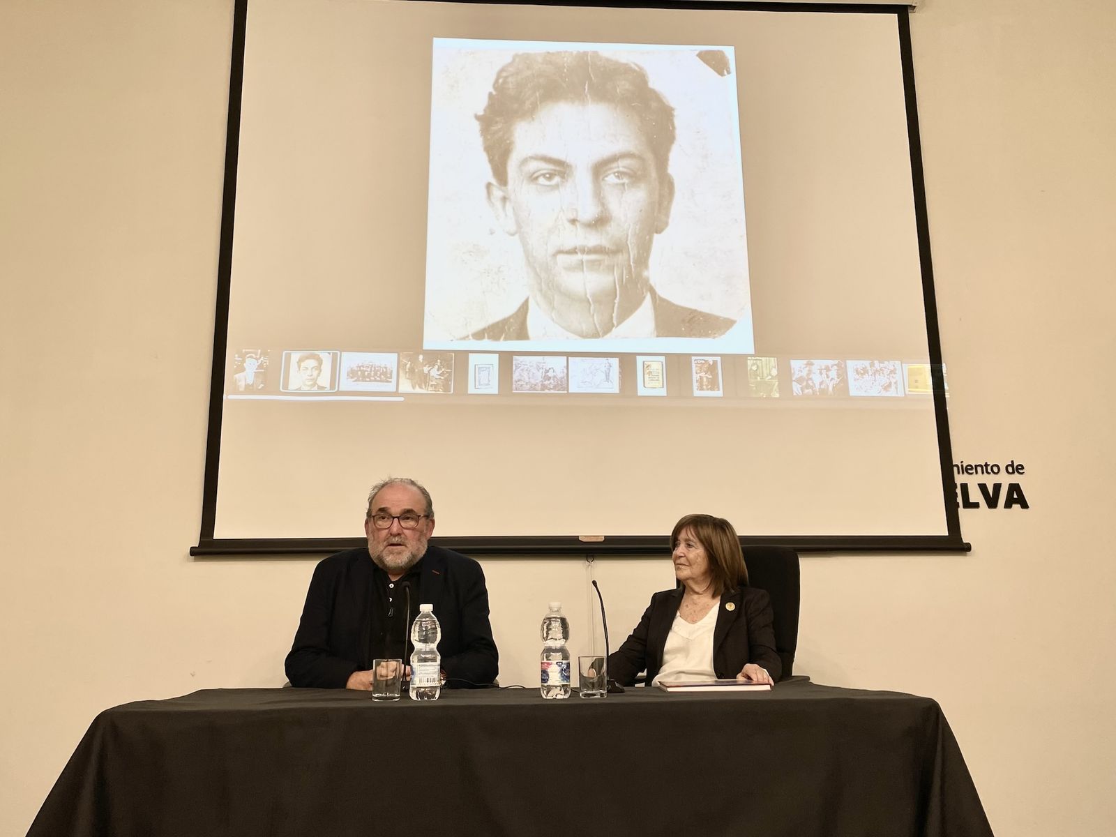 Antonio Manfredi y María Isabel Cintas, en la conferencia sobre Chaves Nogales.