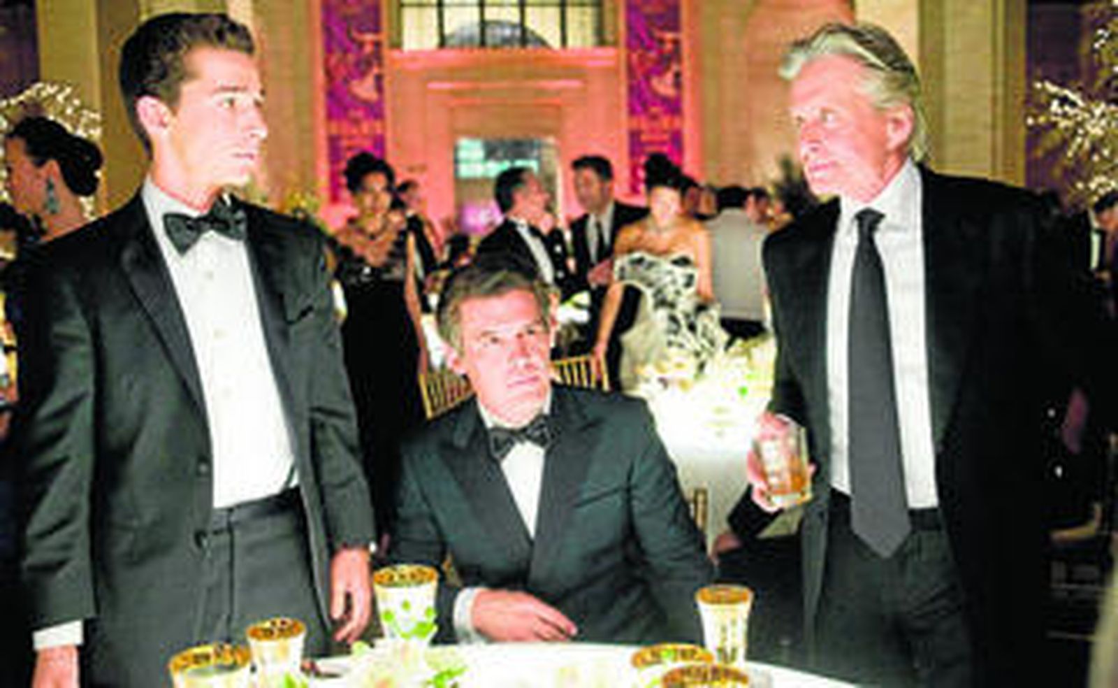 Shia LaBeouf, Josh Brolin y Michael Douglas, en una escena de 'Wall Street 2: El dinero nunca duerme'.