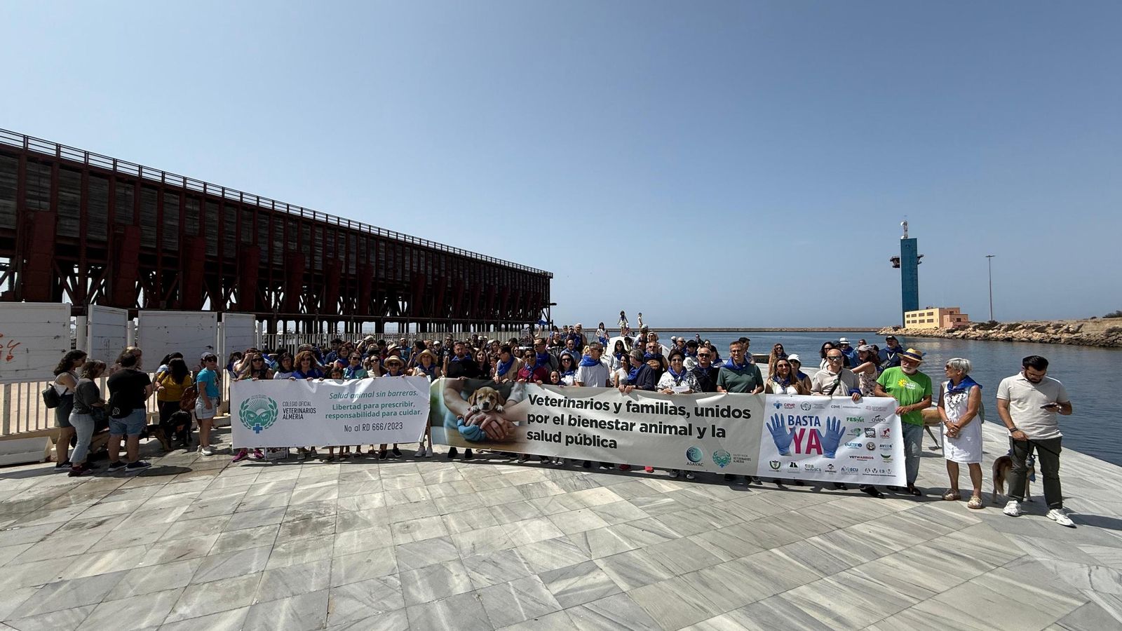 La convocatoria concluyó junto a la escultura de la Ballena La convocatoria concluyó junto a la escultura de la Ballena