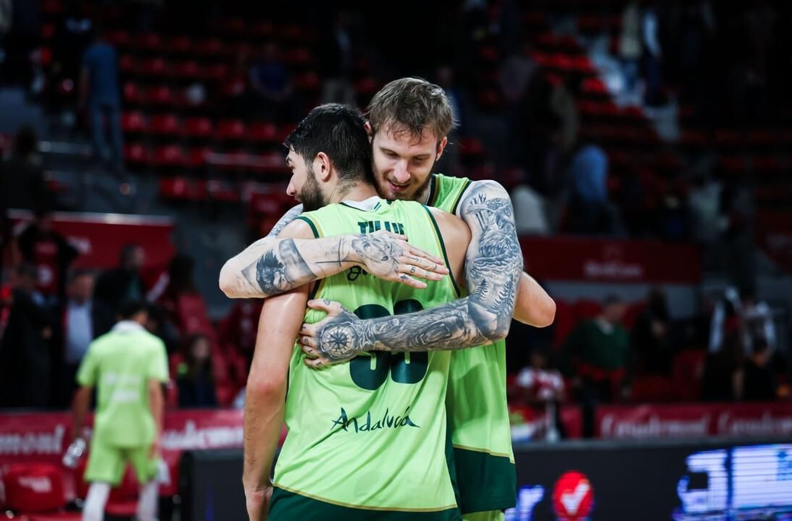 Tillie se abraza a Olek al final.