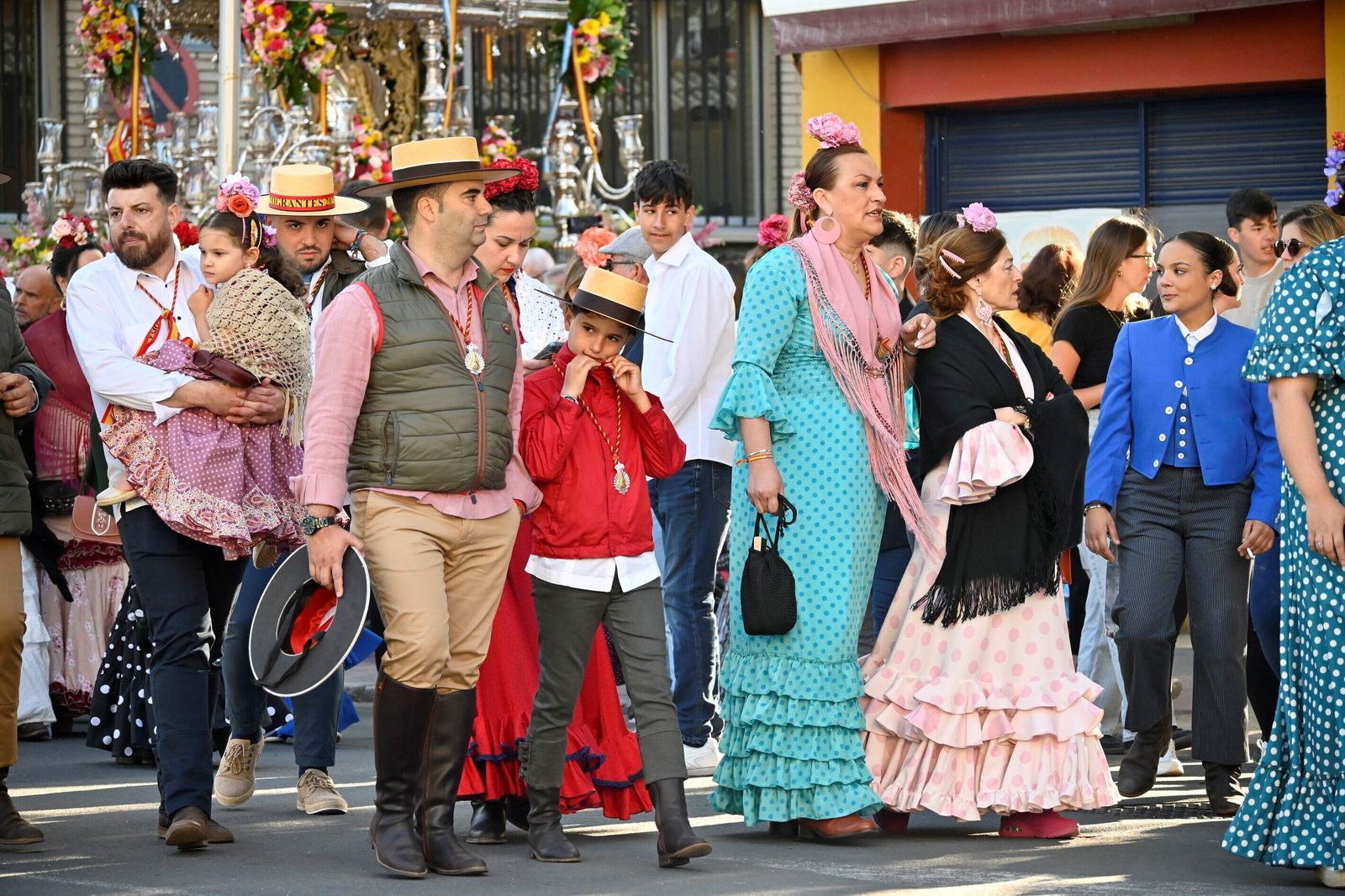 Imágenes de los peregrinos de la Hermandad de Emigrantes en su salida por las calles de Huelva