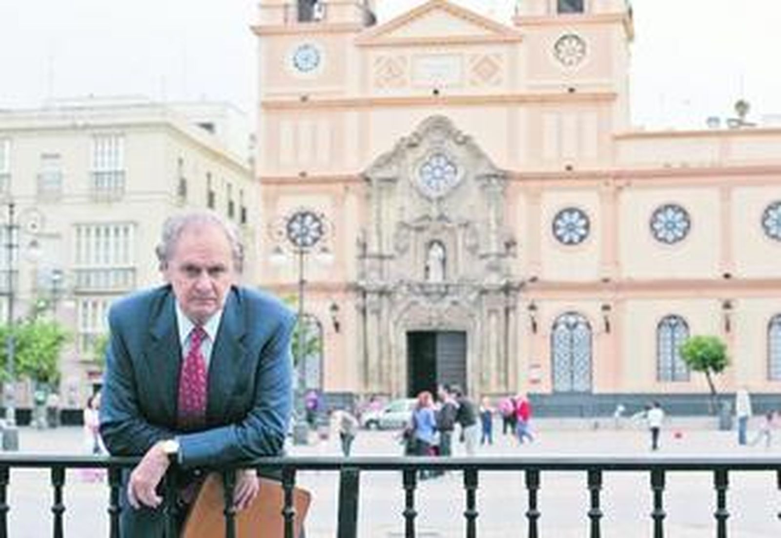 Enrique Rúspoli, en la plaza de San Antonio antes de pronunciar su conferencia en el Casino Gaditano.