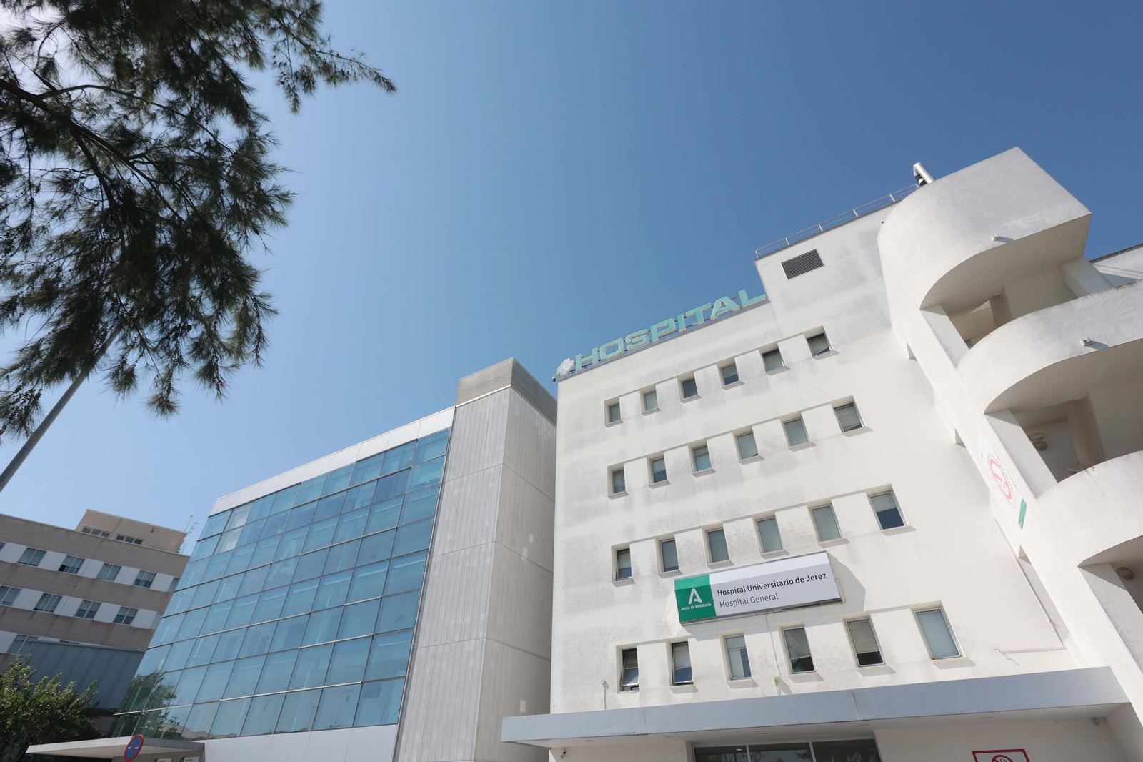 El edificio de Radioterapia junto al acceso al Hospital Universitario de Jerez.