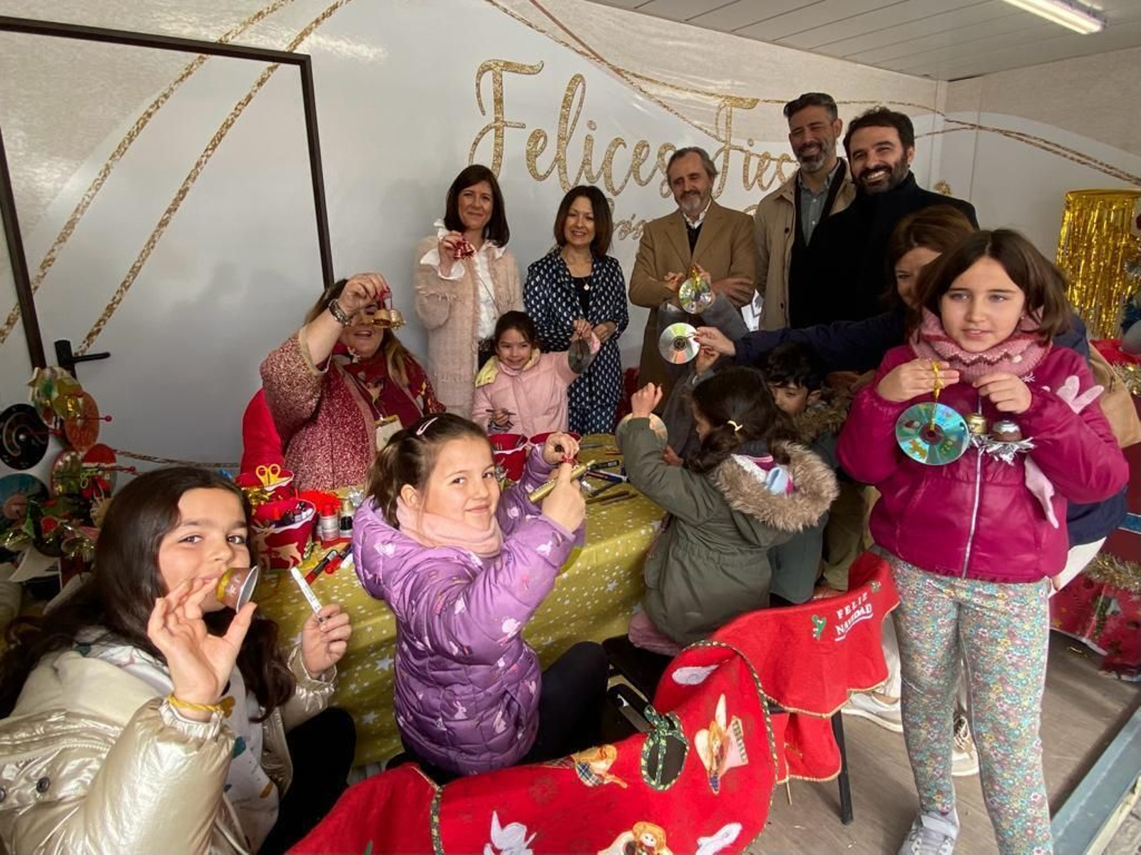 Enseñan a los más pequeños de Granada a reciclar jugando en talleres de adornos de Navidad