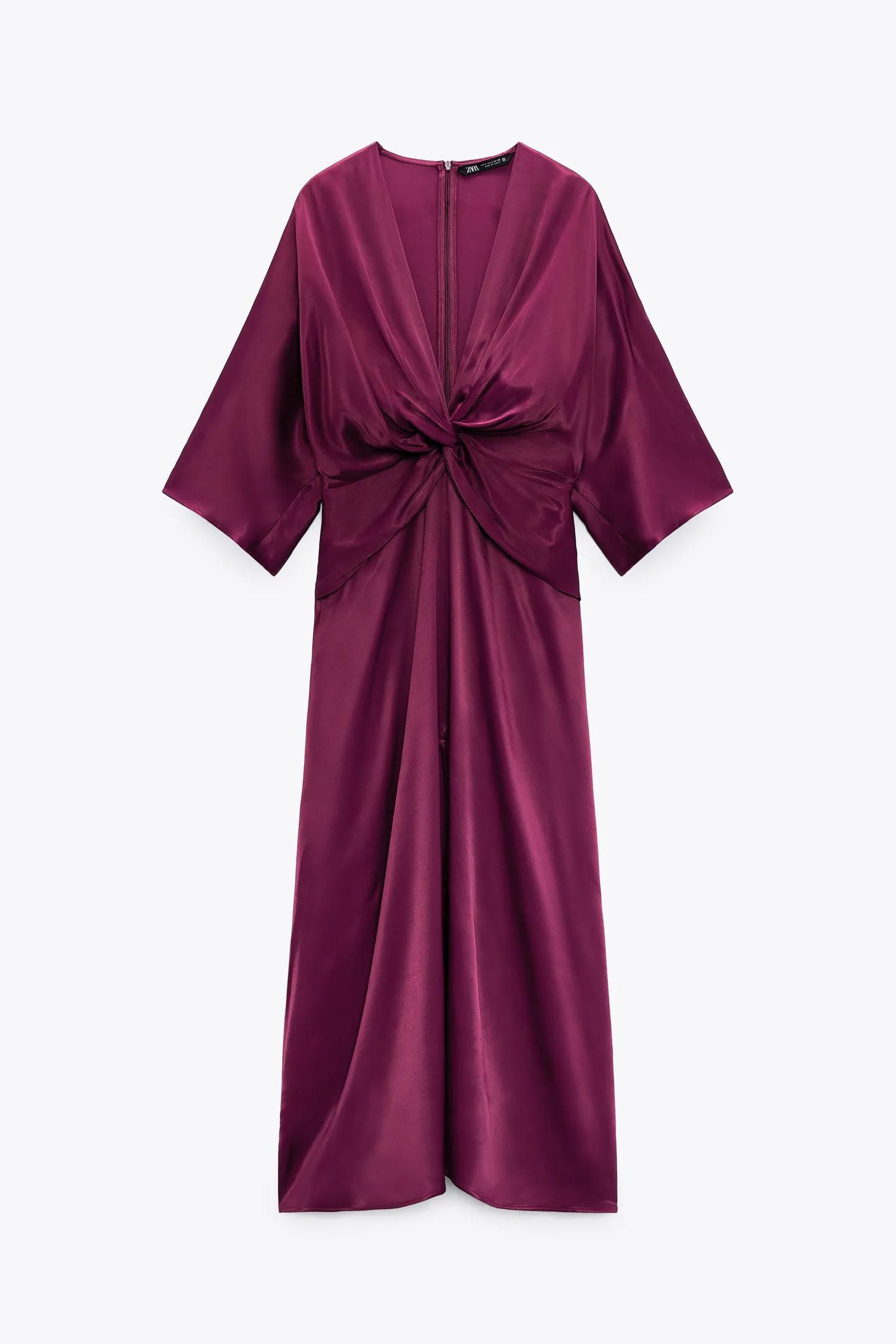 Vestido satinado color berenjena de Zara.
