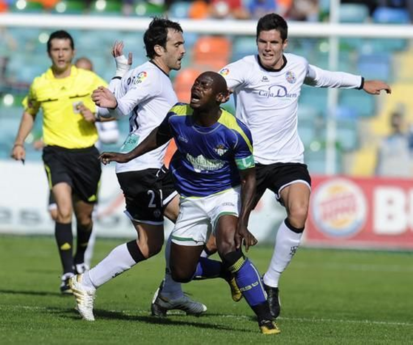 El Betis gana un partido marcado por el susto protagonizado por el jugador del Salamanca Miguel García, que sufrió una parada cardorrespiratoria en pleno partido. / LOF
