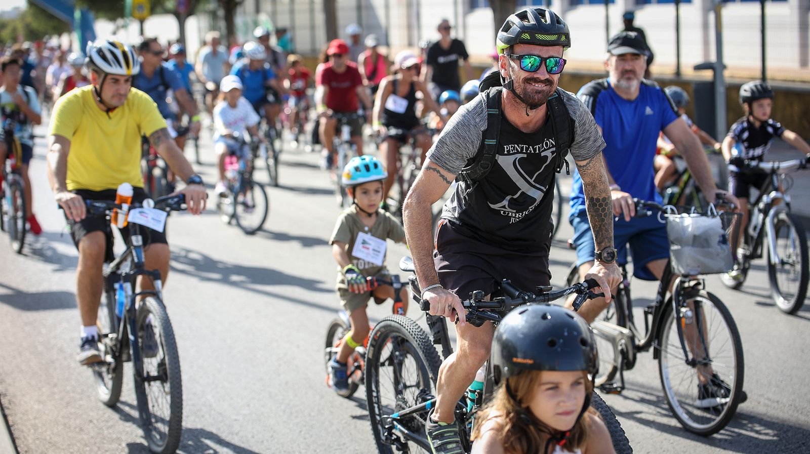 Gran ambiente en la fiesta de la bici y la amistad