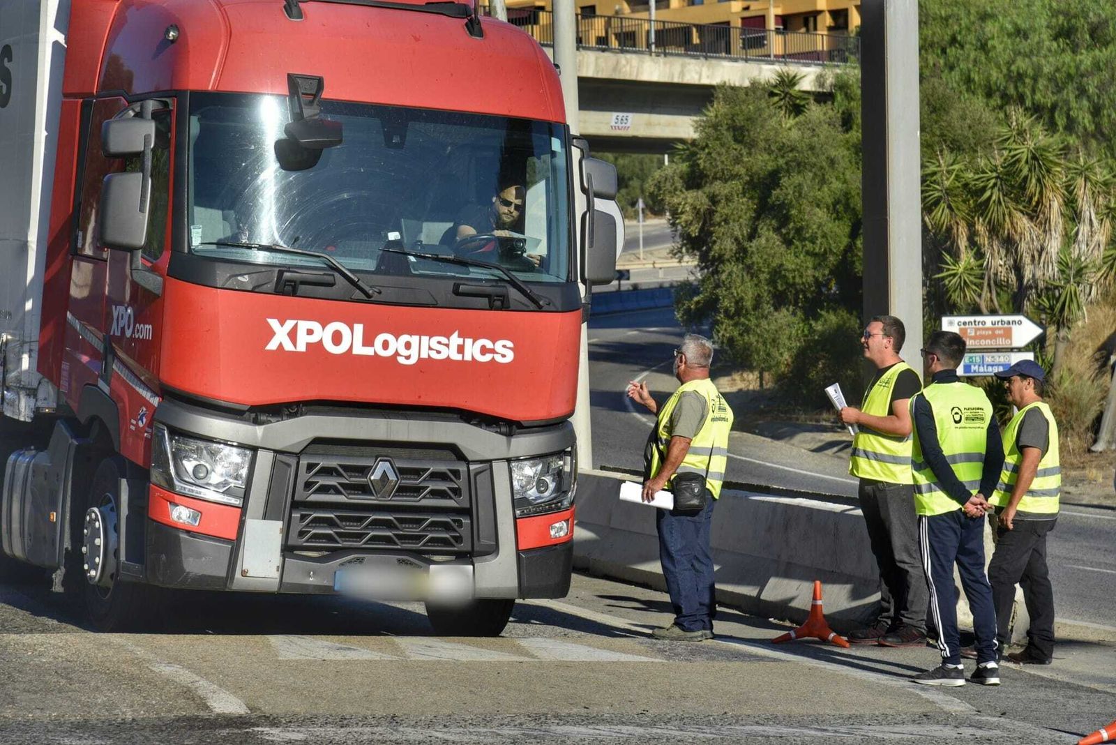 Un piquete informativo dialoga con un camionero, en la mañana de hoy.