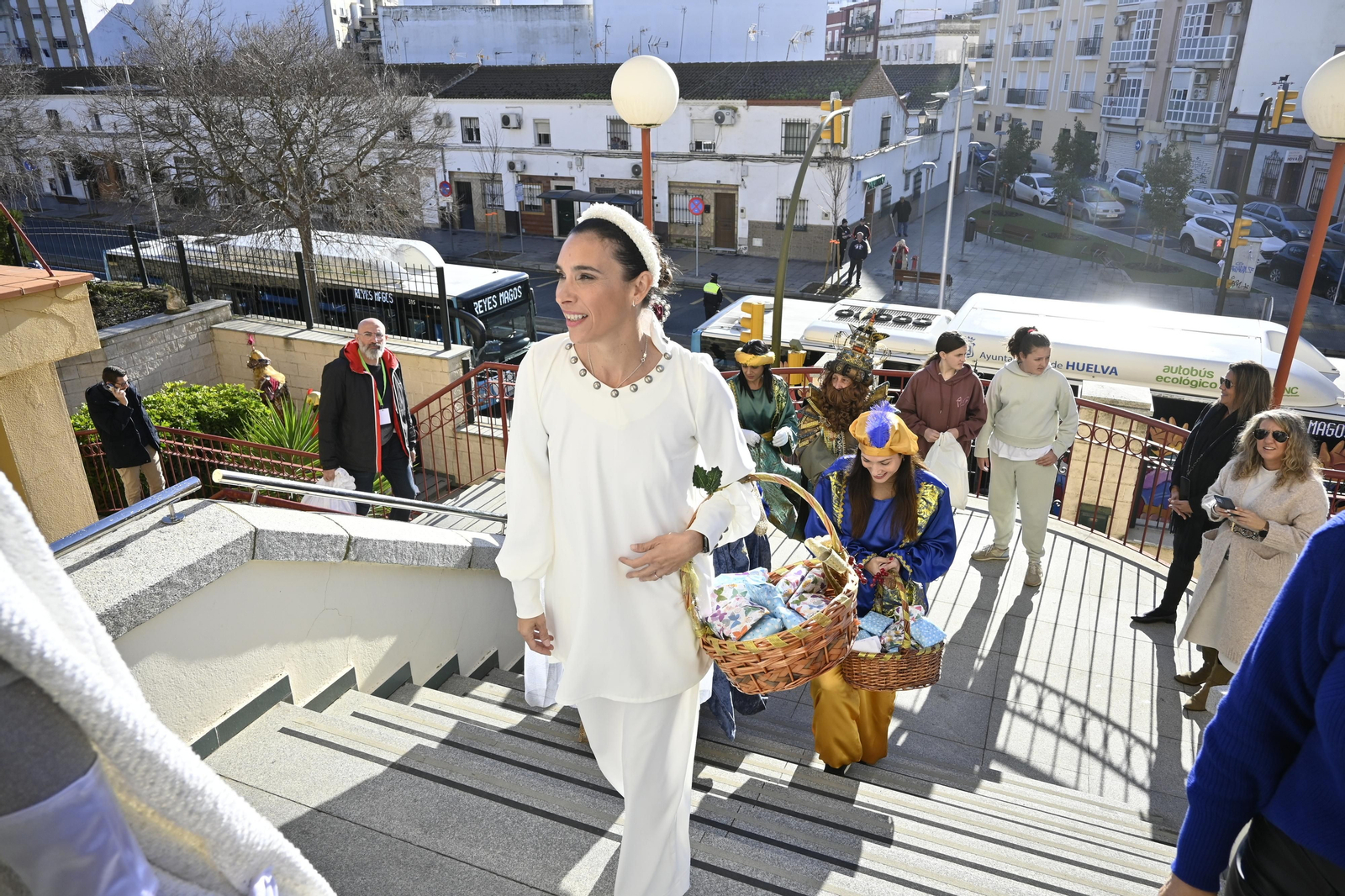 Visita de los Reyes Magos a los ancianos de los asilos de Huelva, en imágenes