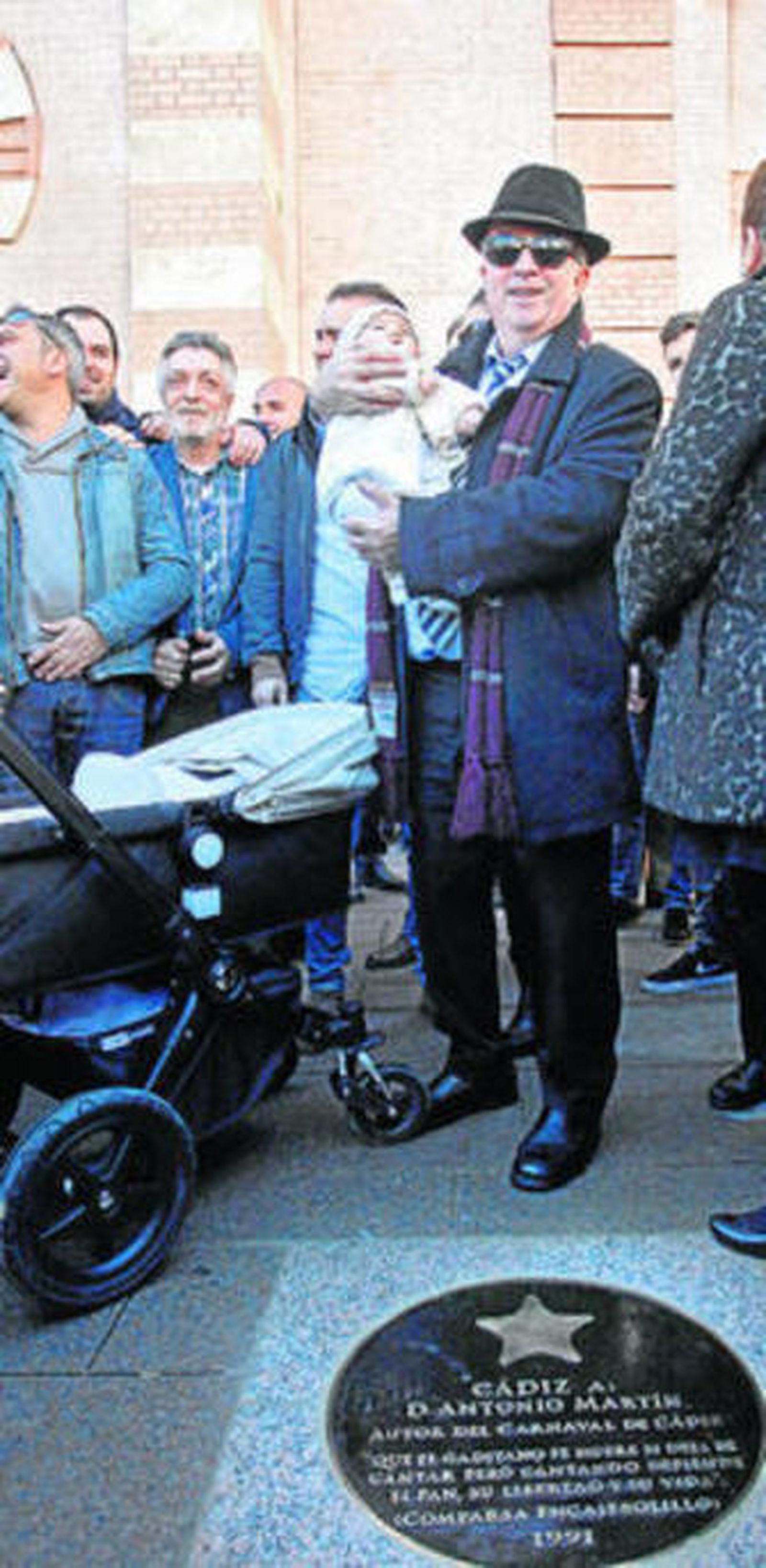 Martín con su nieta el día que colocaron su placa en el exterior del Falla