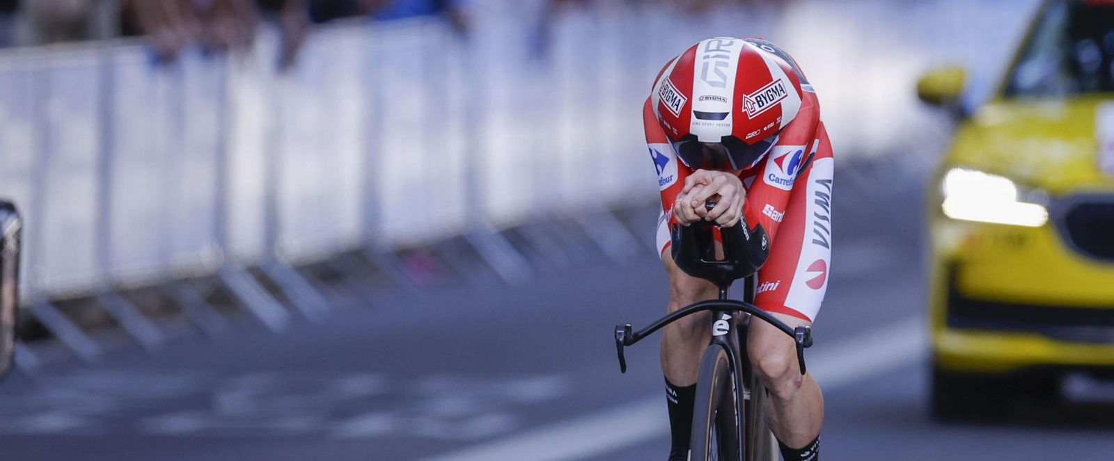 Jonas Vingegaard entra en la meta en una postura aerodinámica en la contra de Valladolid.