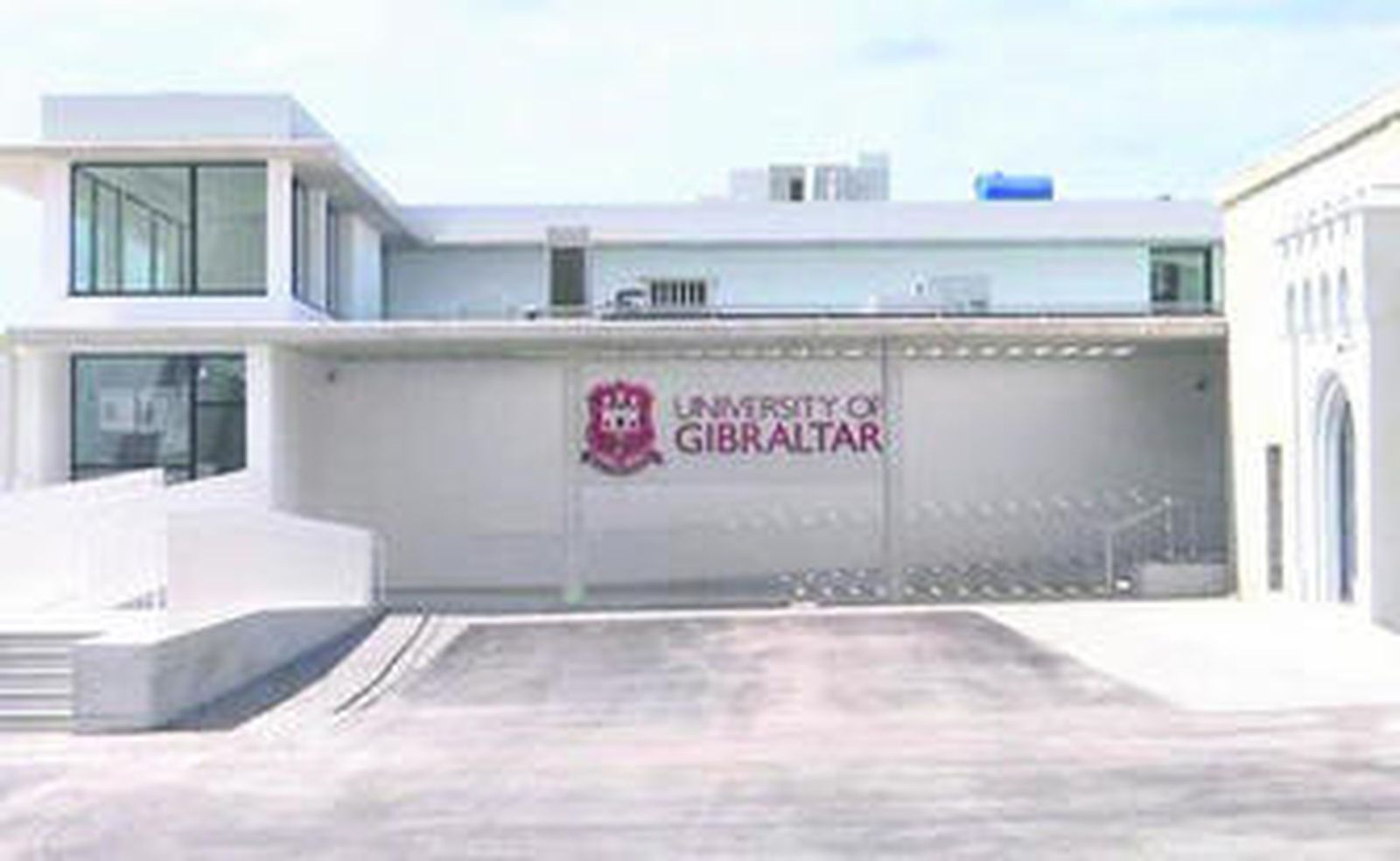 Imagen de la entrada al edificio universitario.