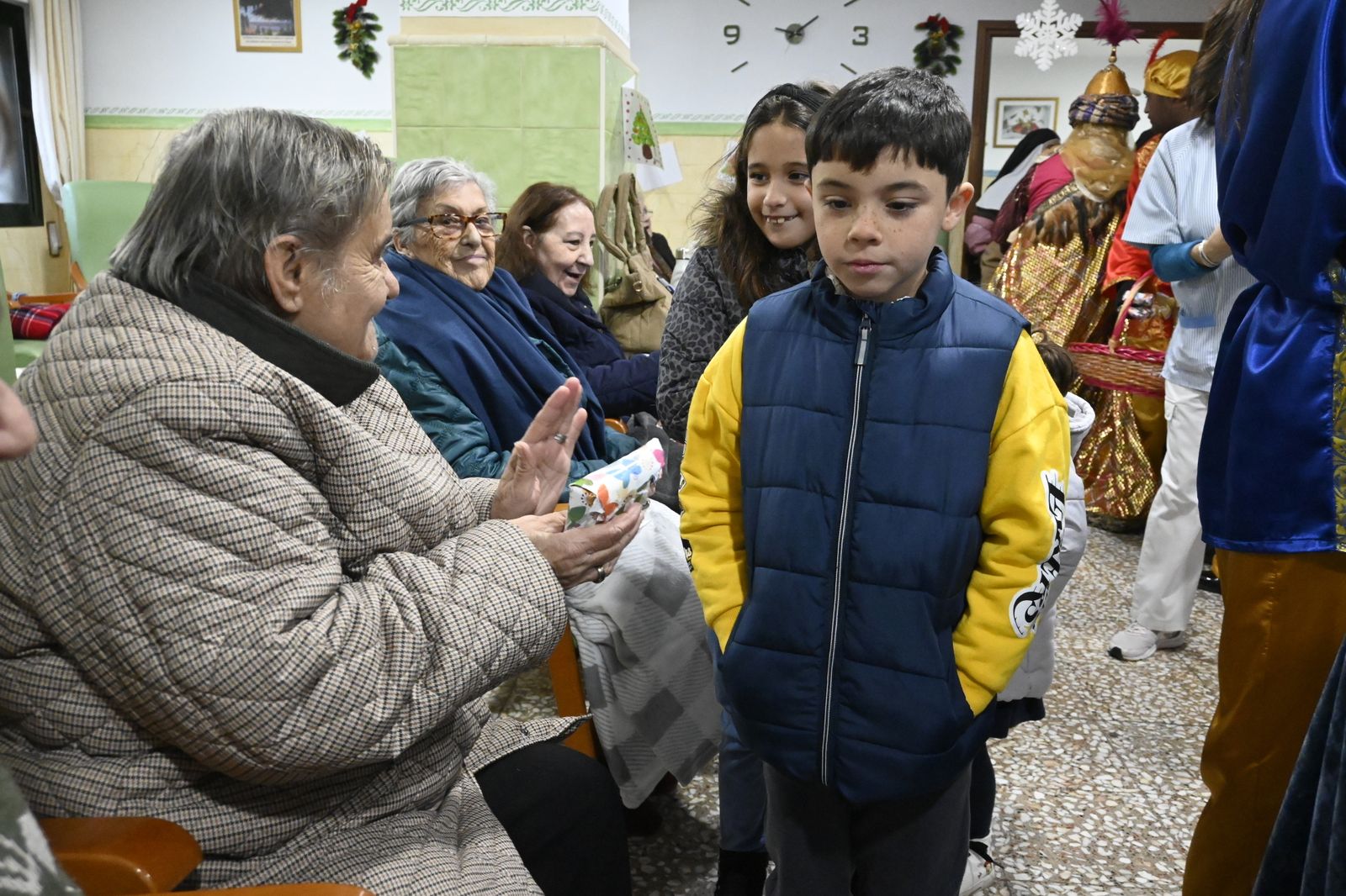 Visita de los Reyes Magos a los ancianos de los asilos de Huelva, en imágenes