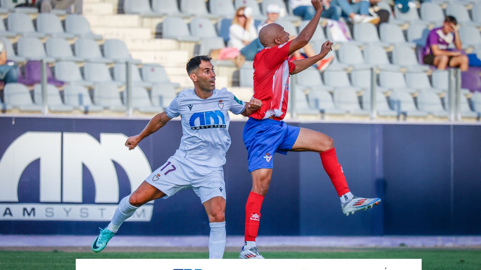 Javi Moyano y Hamza disputan un balón durante una acción del encuentro disputado en La Victoria.