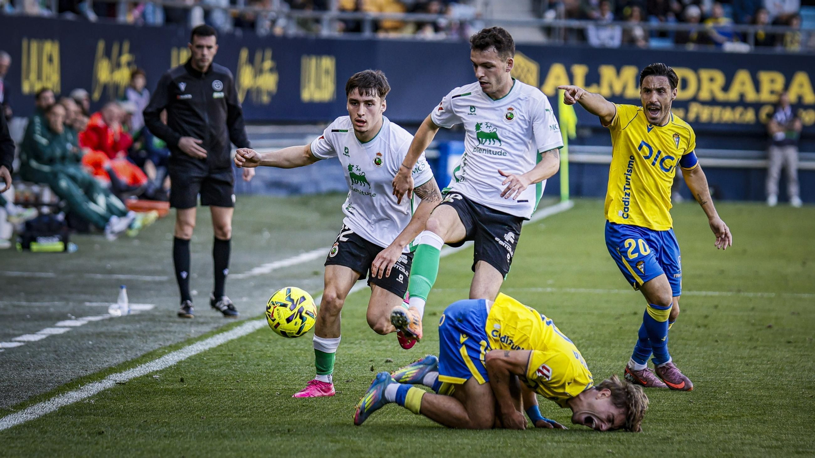 Búscate entre las imágenes del partido de fútbol Cádiz CF - Racing de Santander