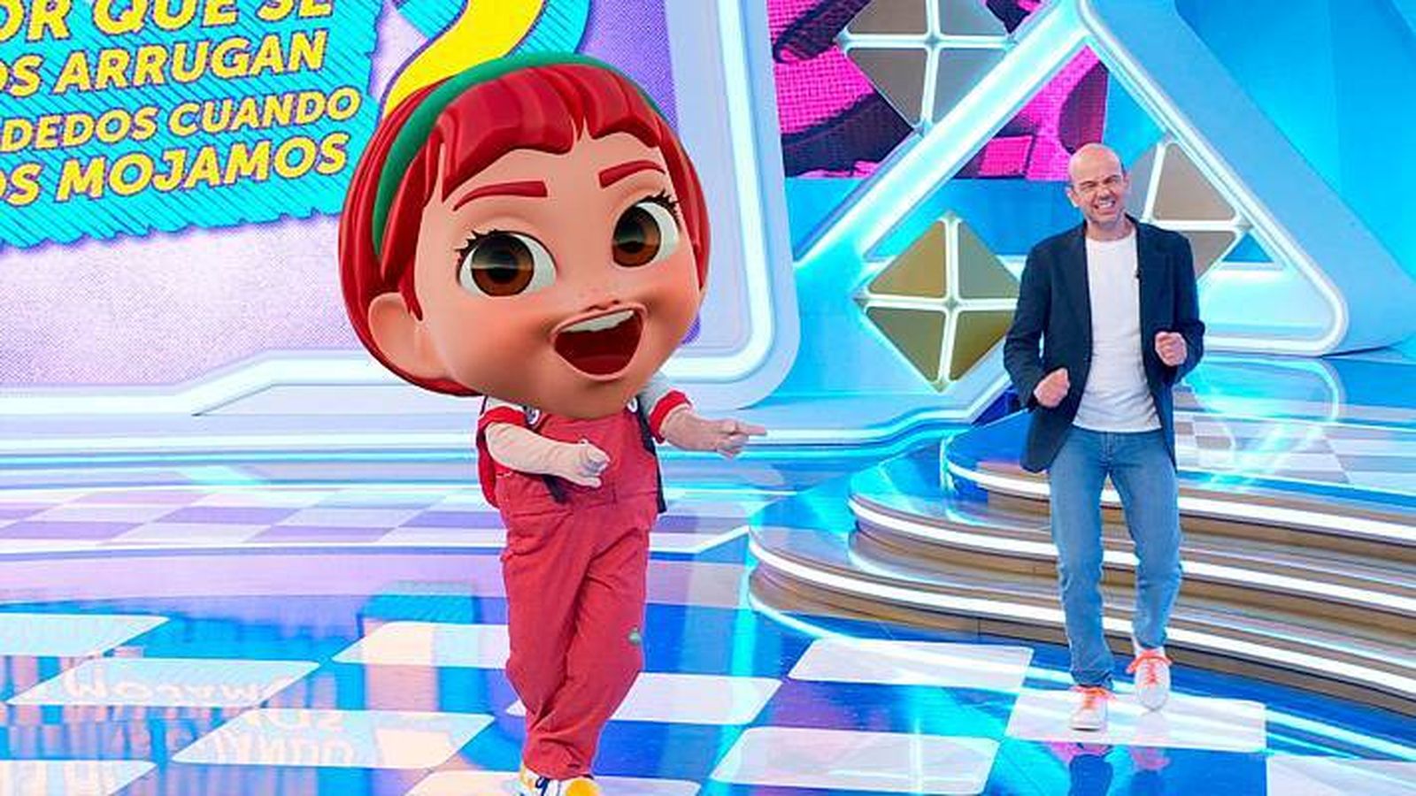 El sonriente Jandro con su cabezona criatura Mapi