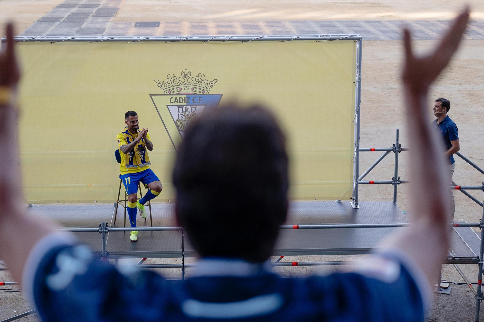 Intercambio de aplausos entre Suso y aficionados en el estadio. Intercambio de aplausos entre Suso y aficionados en el estadio.