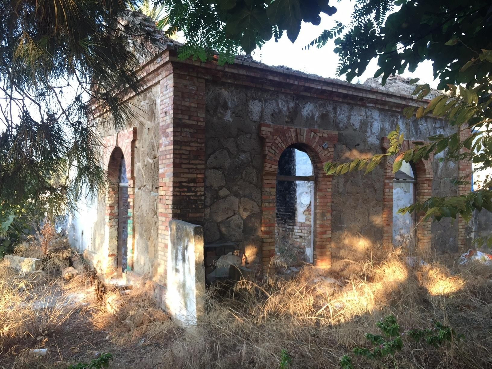 Estado de abandono en el que se encuentra la casa de obrero de vía de Cardeñas.