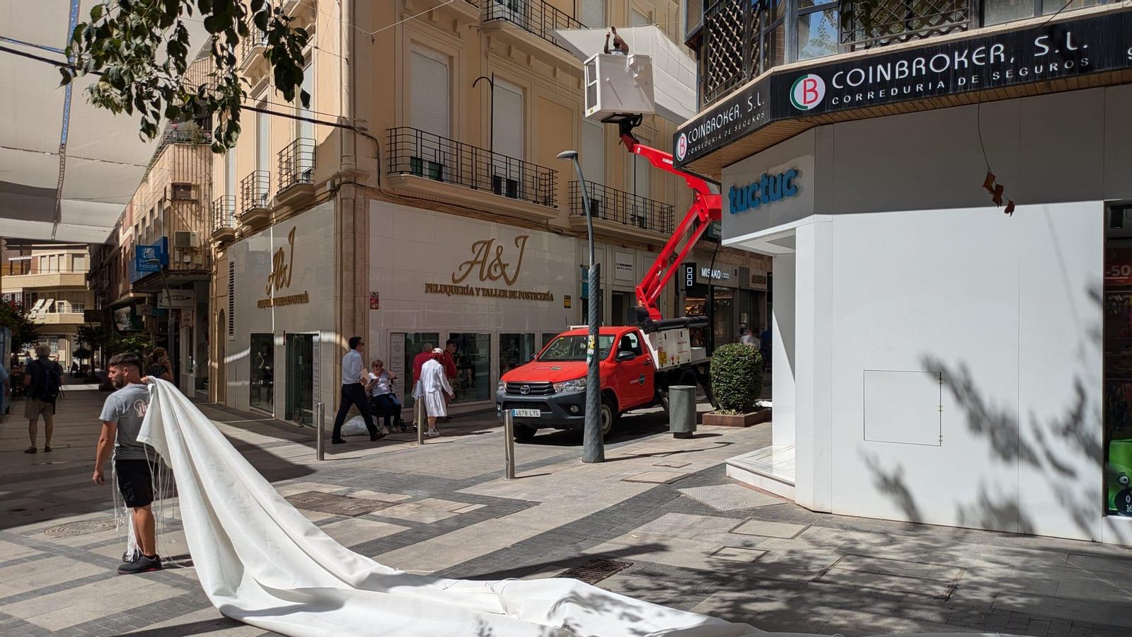 Trabajos de instalación la semana pasada en Méndez Núñez.