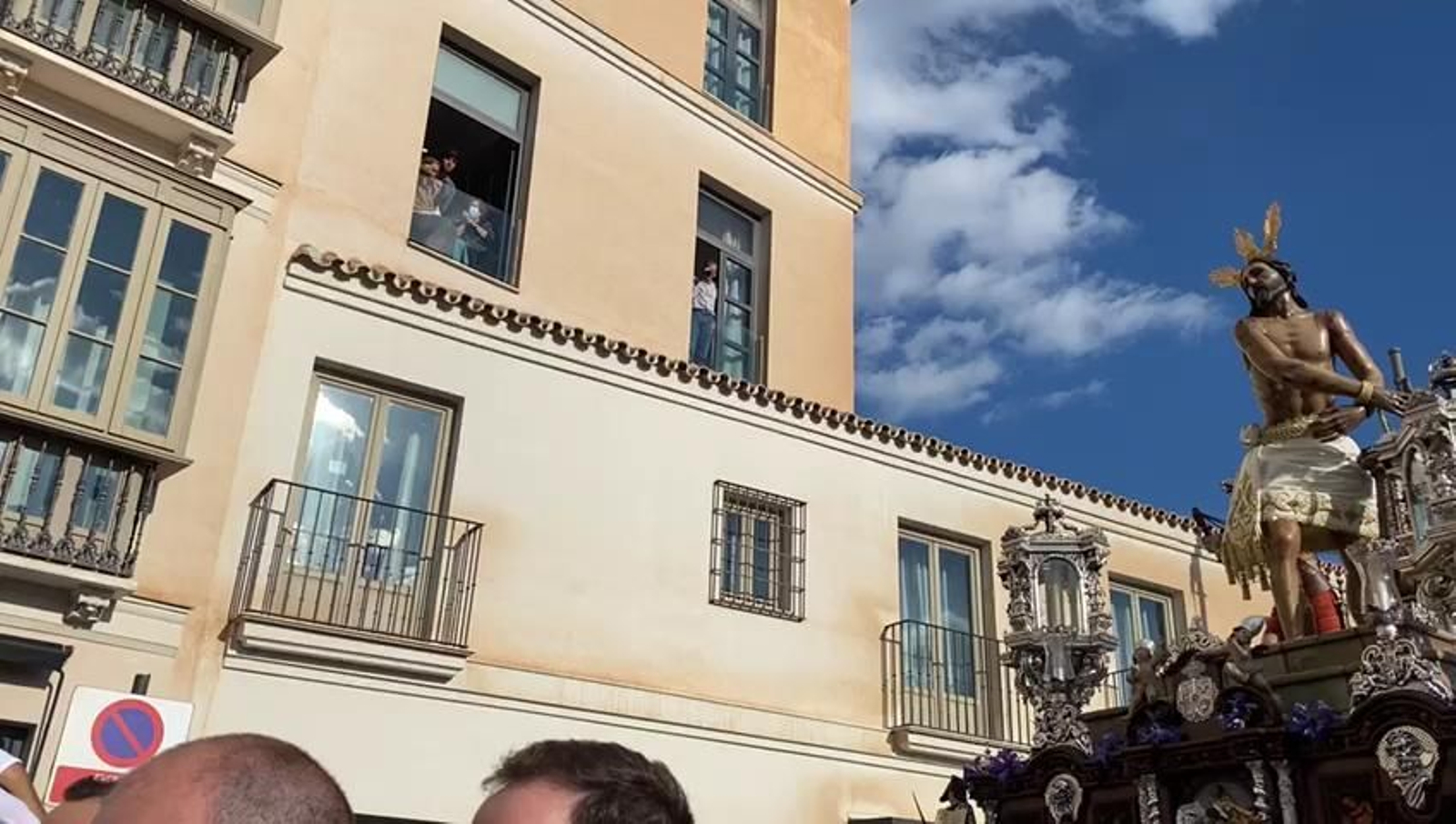 Nuestro Padre Jesús de Azotes y Columna de Fusionadas avanza por el pasillo Santa Isabel