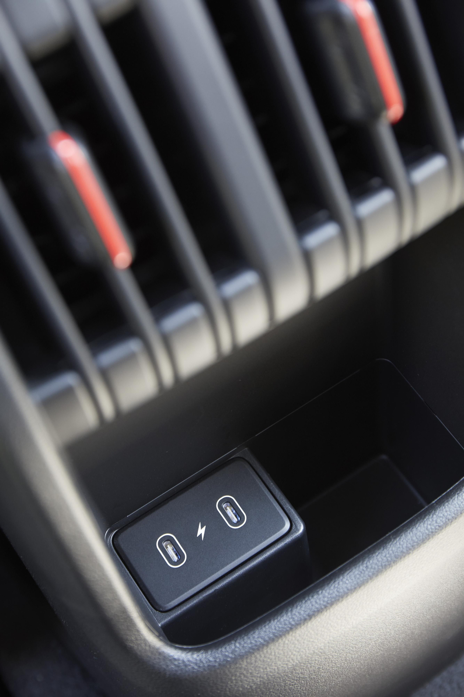 Tanto para las plazas delanteras como para las traseras, el Kona ofrece puertos USB-C para la recarga de dispositivos móviles.