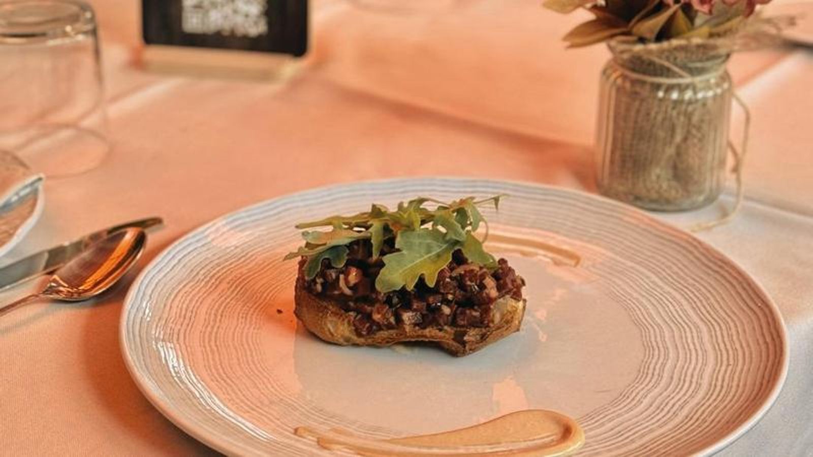 Tartar de lomo de presa sobre crujiente de pan cristal y salsa mayo-soja de Restaurante Puerta Sevilla Tartar de lomo de presa sobre crujiente de pan cristal y salsa mayo-soja