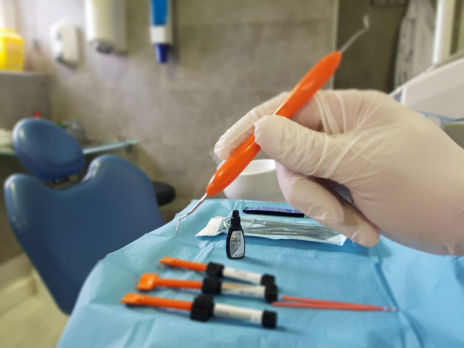 Un sanitario toma muestras