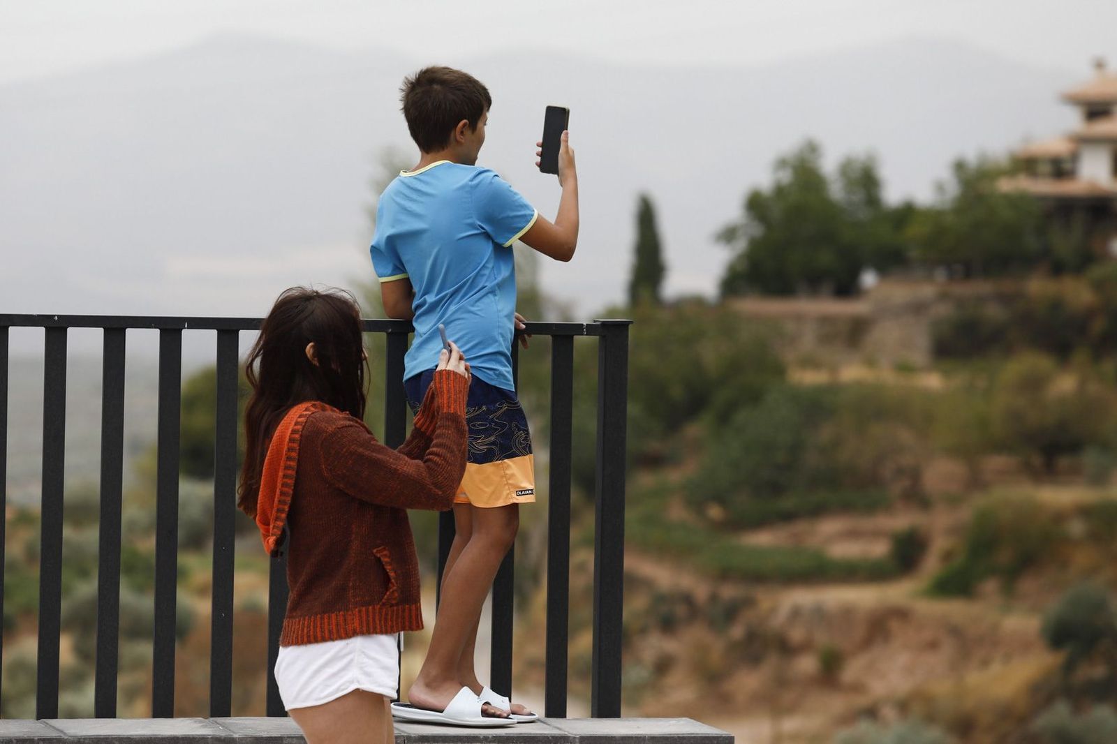 Así trabaja el Infoca en la extinción del incendio provocado por un rayo en Nívar