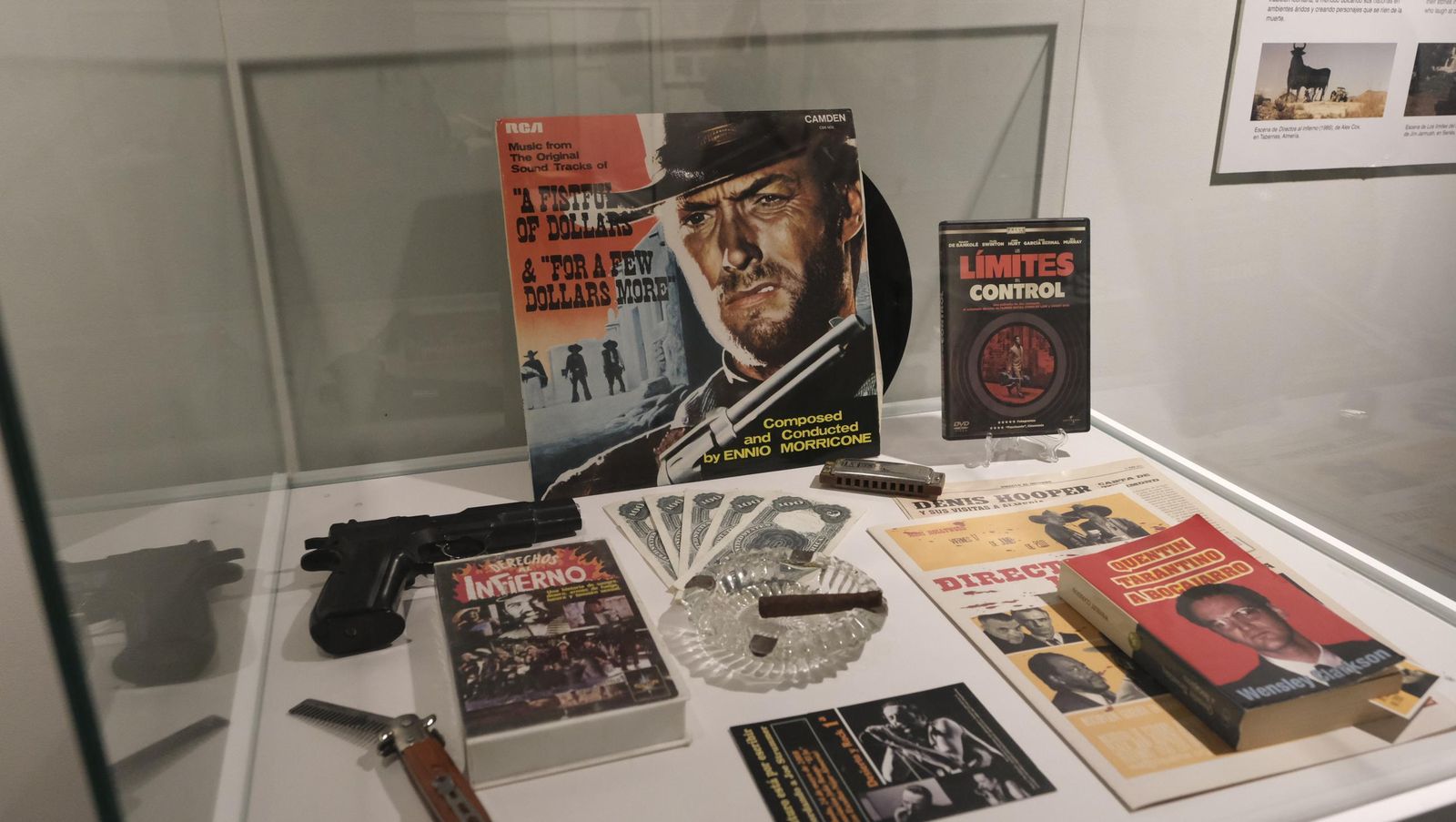 Inauguración de la exposición 'Revolución Leone' en la Casa del Cine de Almería, en imágenes