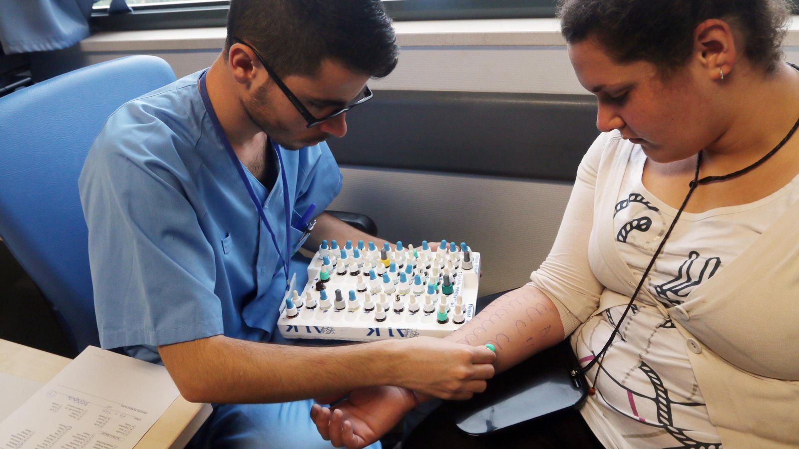 Imagen de archivo de la realización de una prueba médica para comprobar la reacción alérgica en una persona