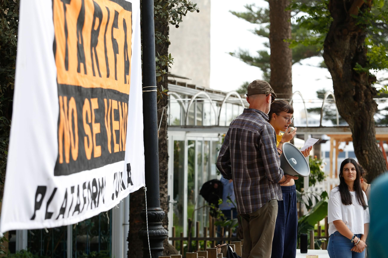 La manifestación por el derecho a una vivienda digna en Tarifa, en imágenes