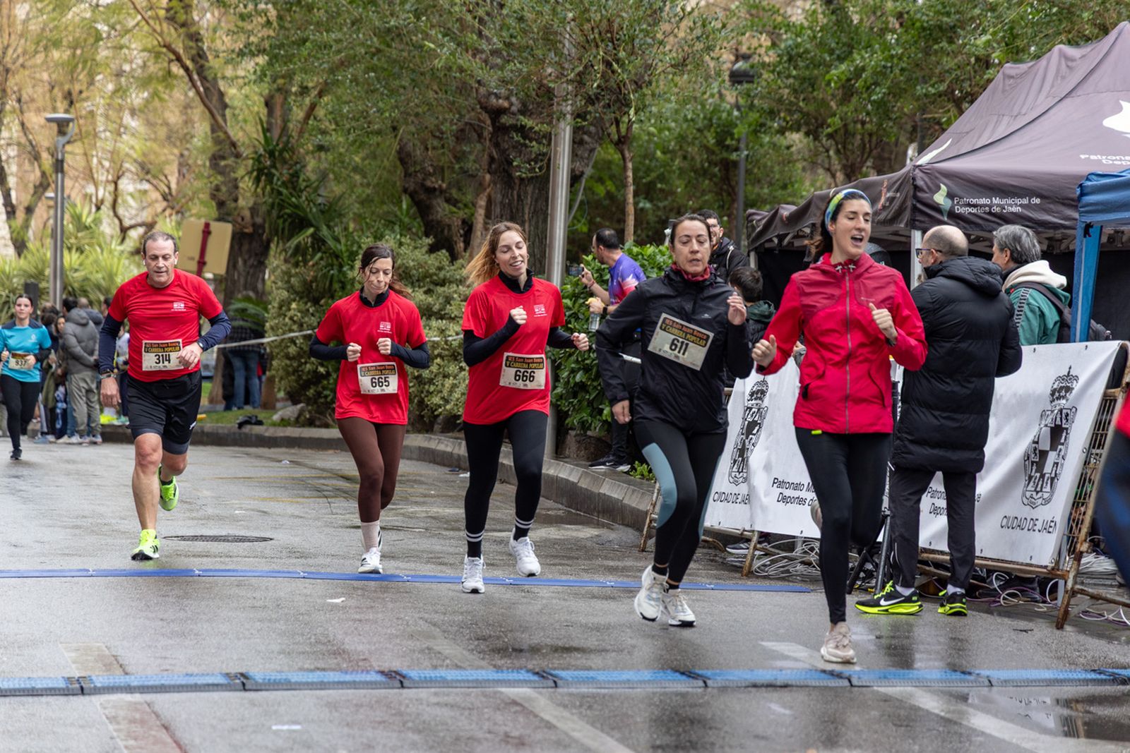 En imágenes: la lluvia no frena a más de un millar de corredores en la V Carrera Popular del IES San Juan Bosco (2)