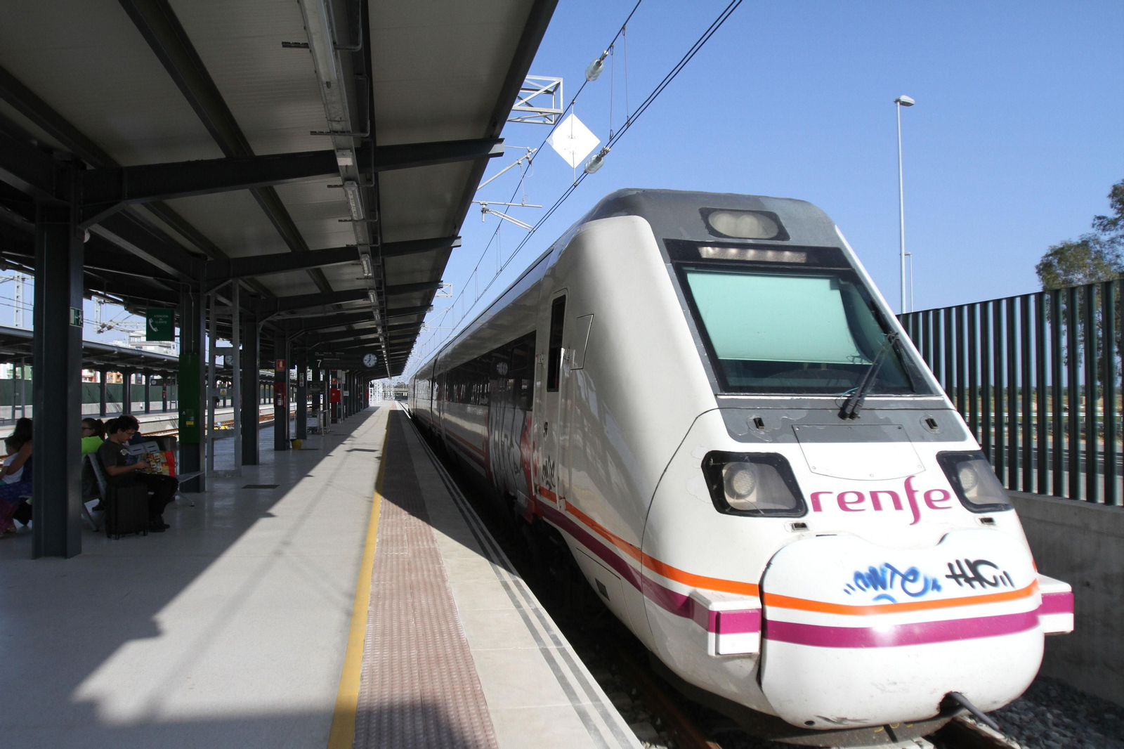 Tren en la estación de Renfe de Huelva.