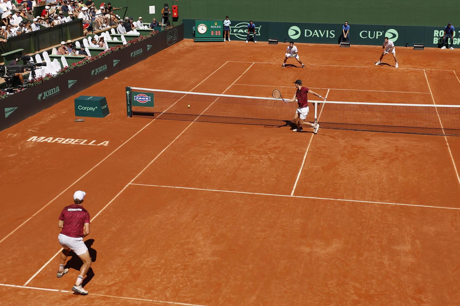 Pedro Martínez y Jaume Munar dan vida a España en la Copa Davis (1-6, 6-3 y 6-2)