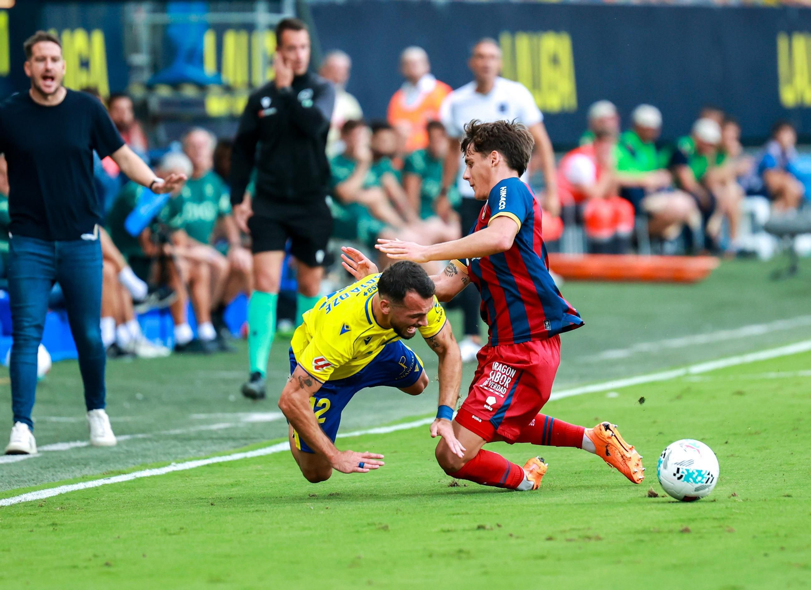 Un instante del Cádiz-Huesca.