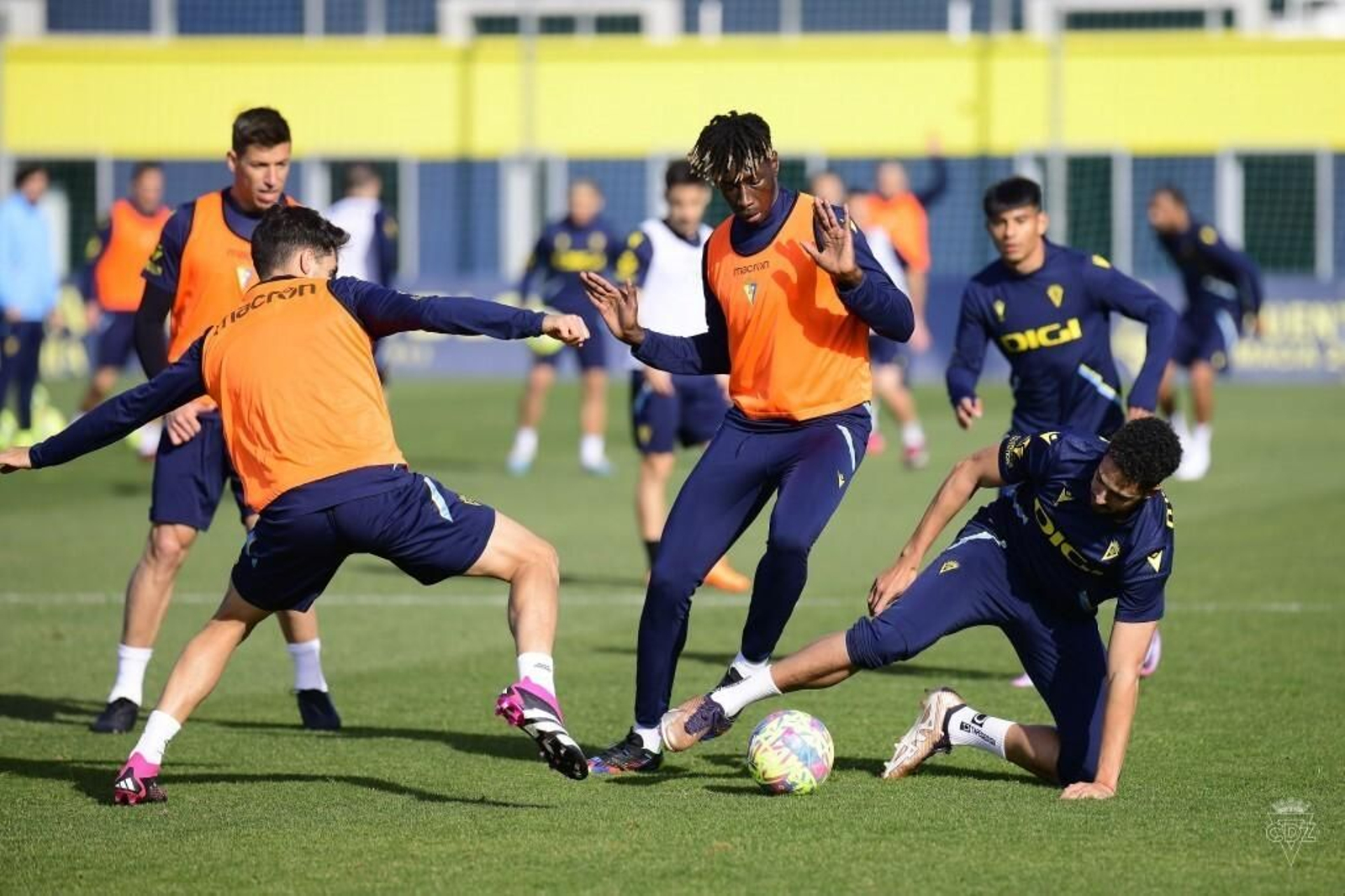 Momo levanta las manos en una acción con Sobrino y Chris Ramos en la sesión de este jueves.