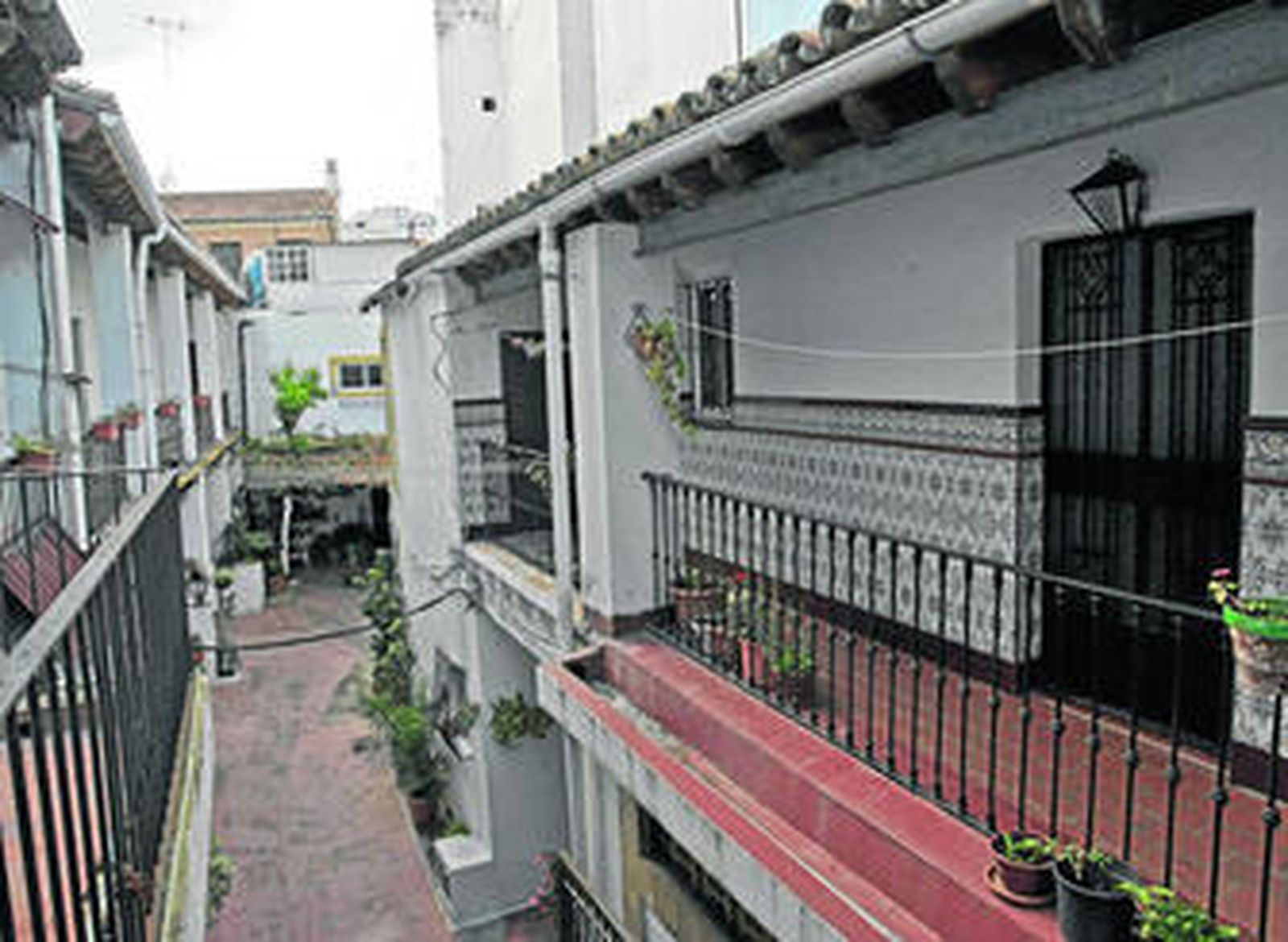 Vista del patio interior de la casa de vecinos desde el que se accede a dos calles (Patio de las Flores).