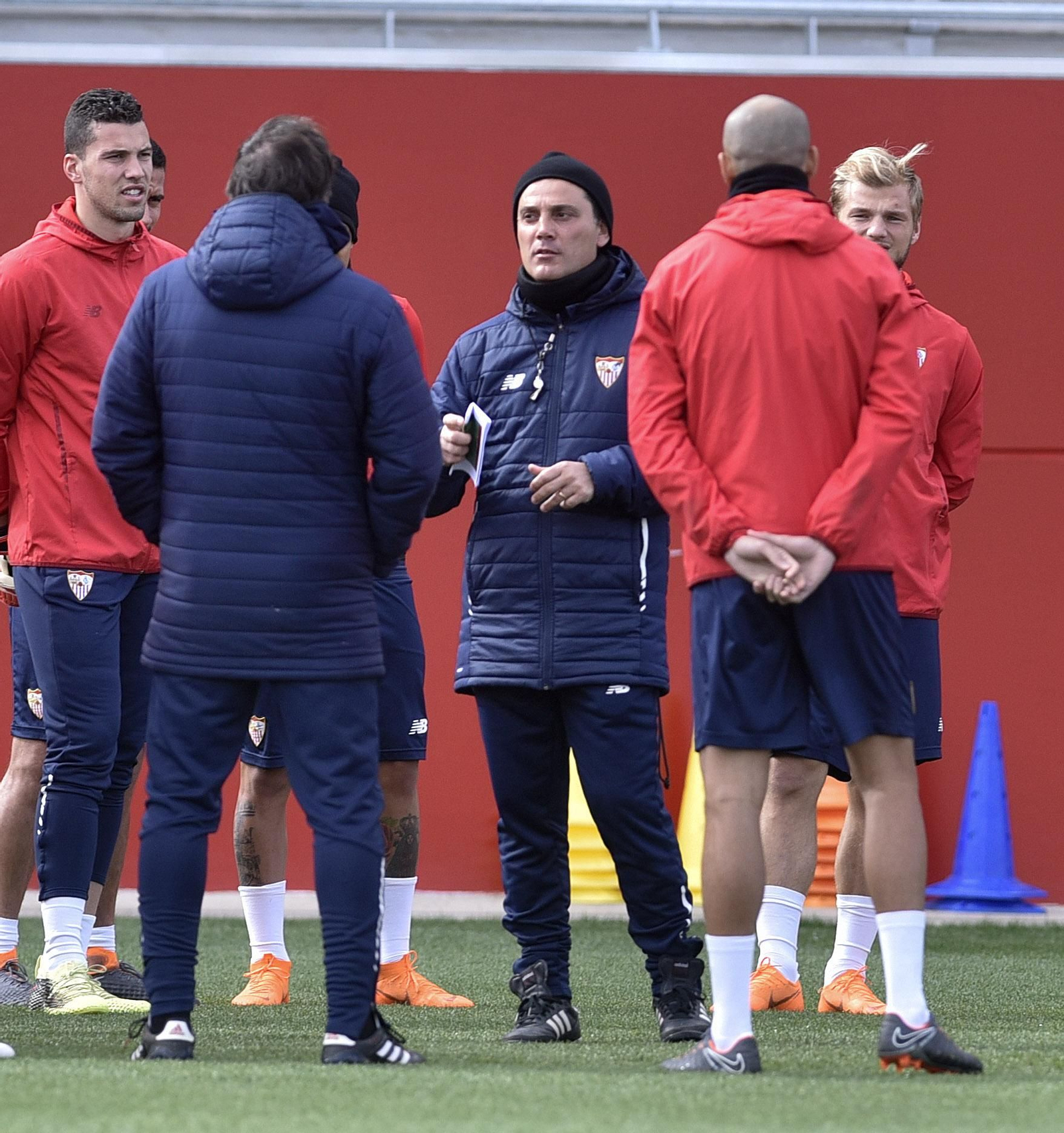 Vincenzo Montella dialoga con Daniele Russo en presencia de David Soria, Pizarro y Geis.