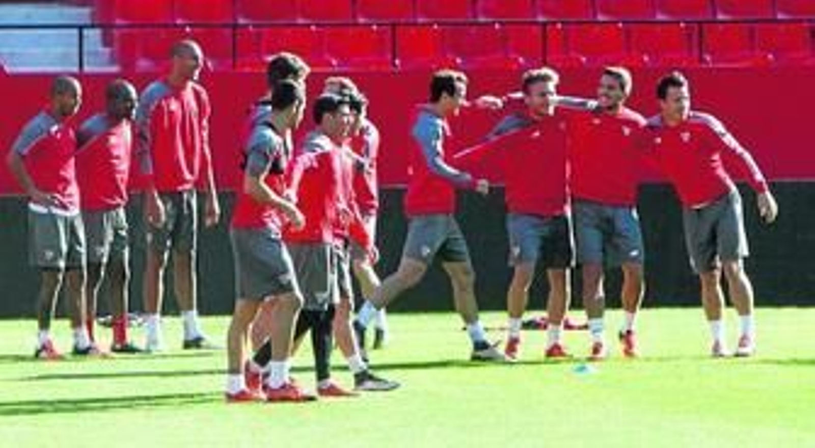 El buen ambiente reinó en el grupo en la sesión de trabajo realizada ayer en el estadio Ramón Sánchez-Pizjuán