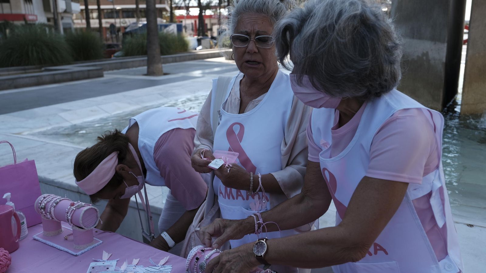 Mesa instalada por Amama en la Plaza de las Velas.