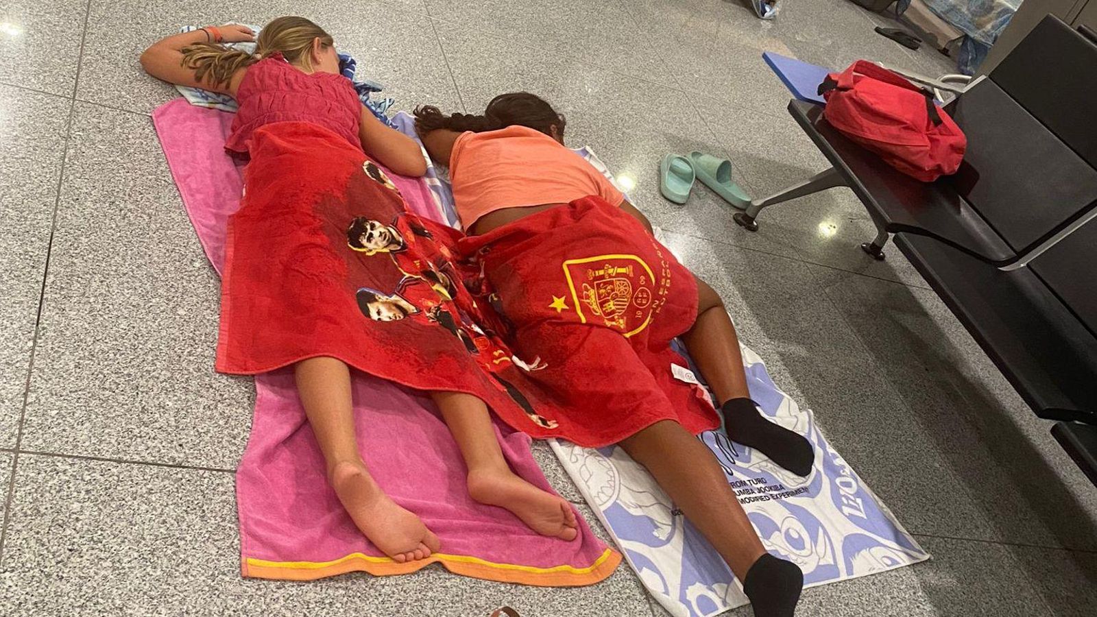 Menores malagueños durmiendo en el suelo del aeropuerto de Menorca. Menores malagueños durmiendo en el suelo del aeropuerto de Menorca.