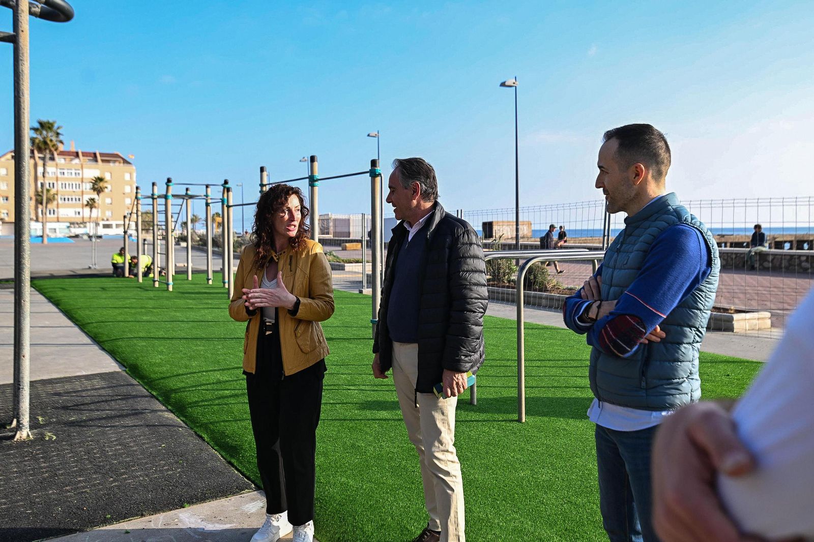 La alcaldesa y el concejal Juanjo Segura, en la zona de calistenia del parque de Los Periodistas