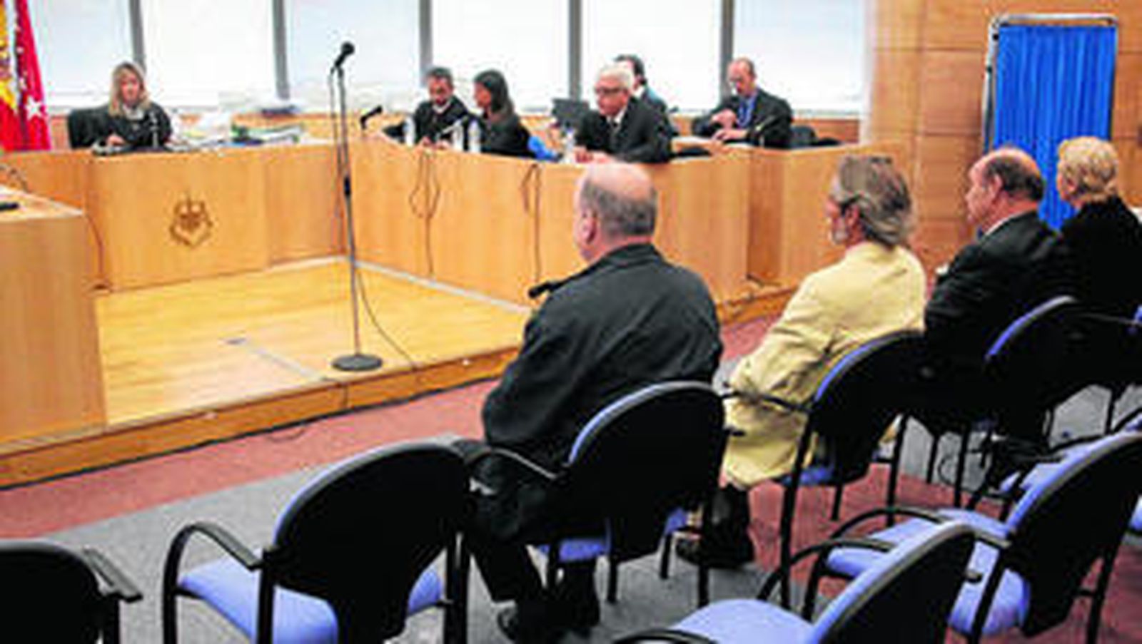 Los imputados por la comercialización del producto, en el banquillo de los acusados.