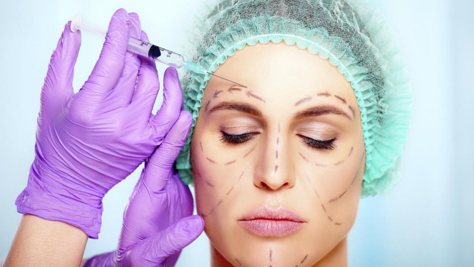 Una mujer recibiendo una inyección de bótox.