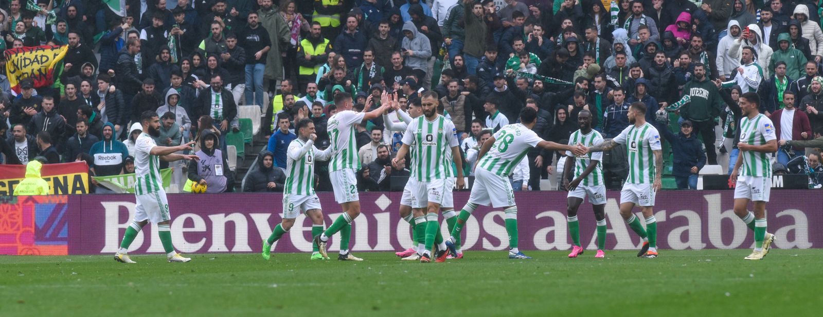 Los jugadores del Betis felicitan a Johnny Cardoso.