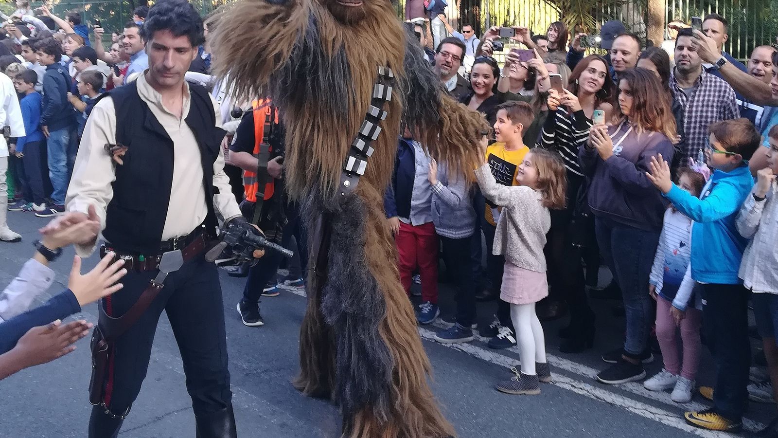 Han Solo con Chewbacca desfilan por la avenida de María Luisa.