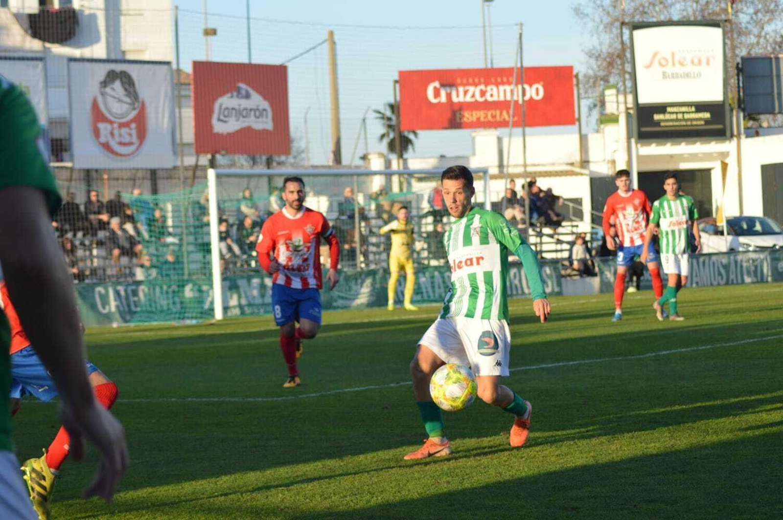 Nando Quesada, un incordio para la defensa del Don Benito, controla el balón.