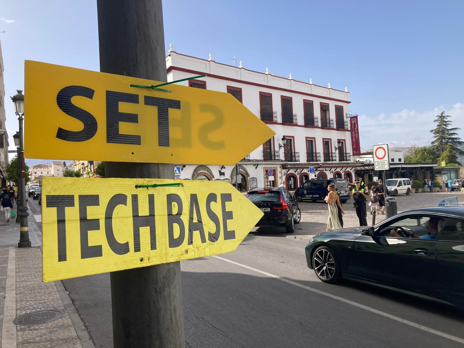 Uno de los carteles indicando el rodaje de 'Seven Dials' en Ronda